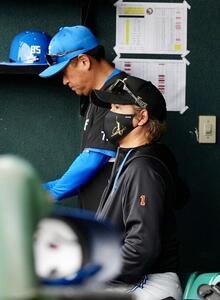 楽天対日本ハム　5回裏、ベンチで厳しい表情の日本ハム新庄監督(手前)(撮影･江口和貴)