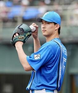 楽天対日本ハム　1回表、投球練習する日本ハム先発の達(撮影･江口和貴)