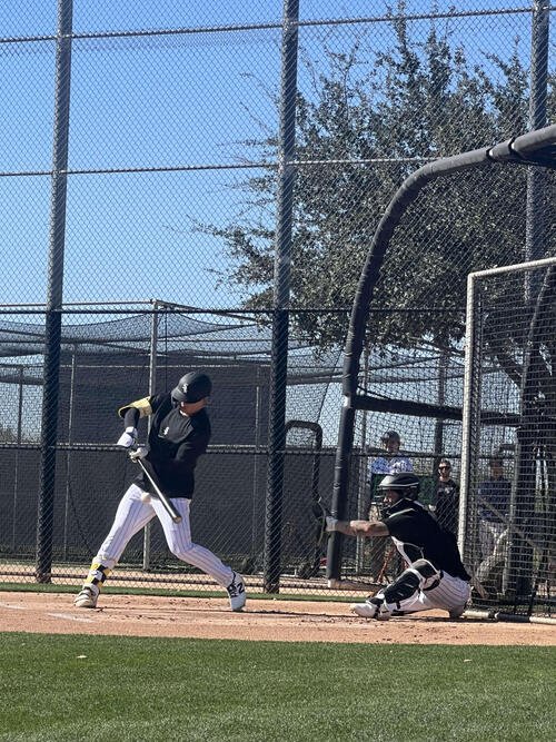 ライブBPで村上は、鋭いスイングで中堅越えの二塁打を放つ