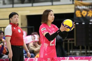 サーブを打つアルテミス北海道の岩見