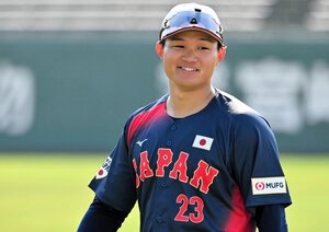 外野の守備練習を終えて笑顔でベンチへ引き上げる森下翔太