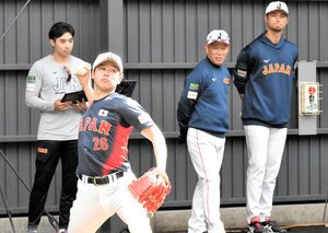 ブルペンで投球する種市(手前)を見つめる、ダルビッシュ(右端)と井端監督(右から2人目)