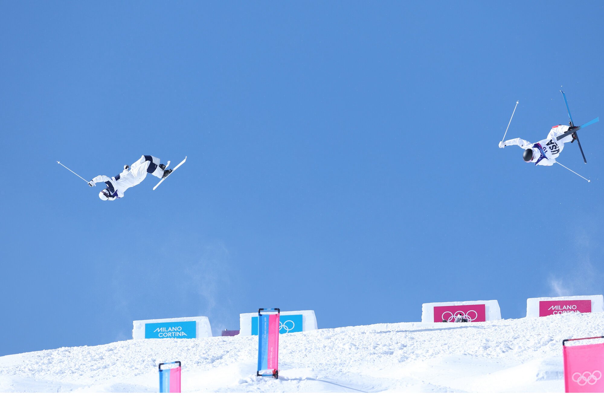 男子デュアルモーグル準々決勝でエアを決める堀島行真(左)＝関田航撮影