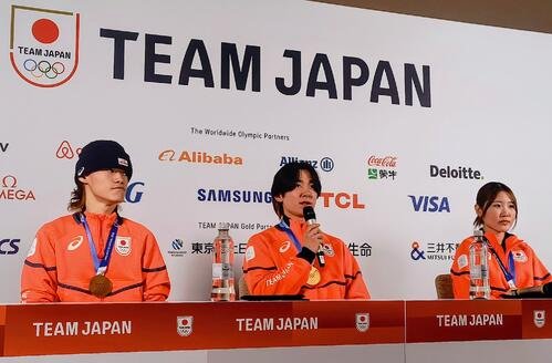 リビーニョから下山し、ミラノ市内の日本選手団メダリスト会見に出席したスノーボード男女ハーフパイプの金メダル戸塚優斗(中央)銅メダルの山田琉聖(左)と小野光希(撮影･木下淳)