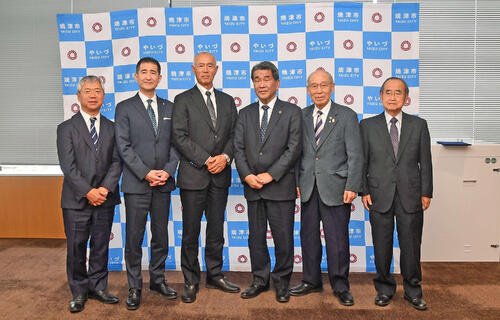 会見に出席した焼津市の中野市長(右から3人目)ら関係者
