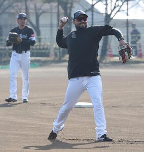 キャッチボールで調整するオスナ(撮影･梅根麻紀)