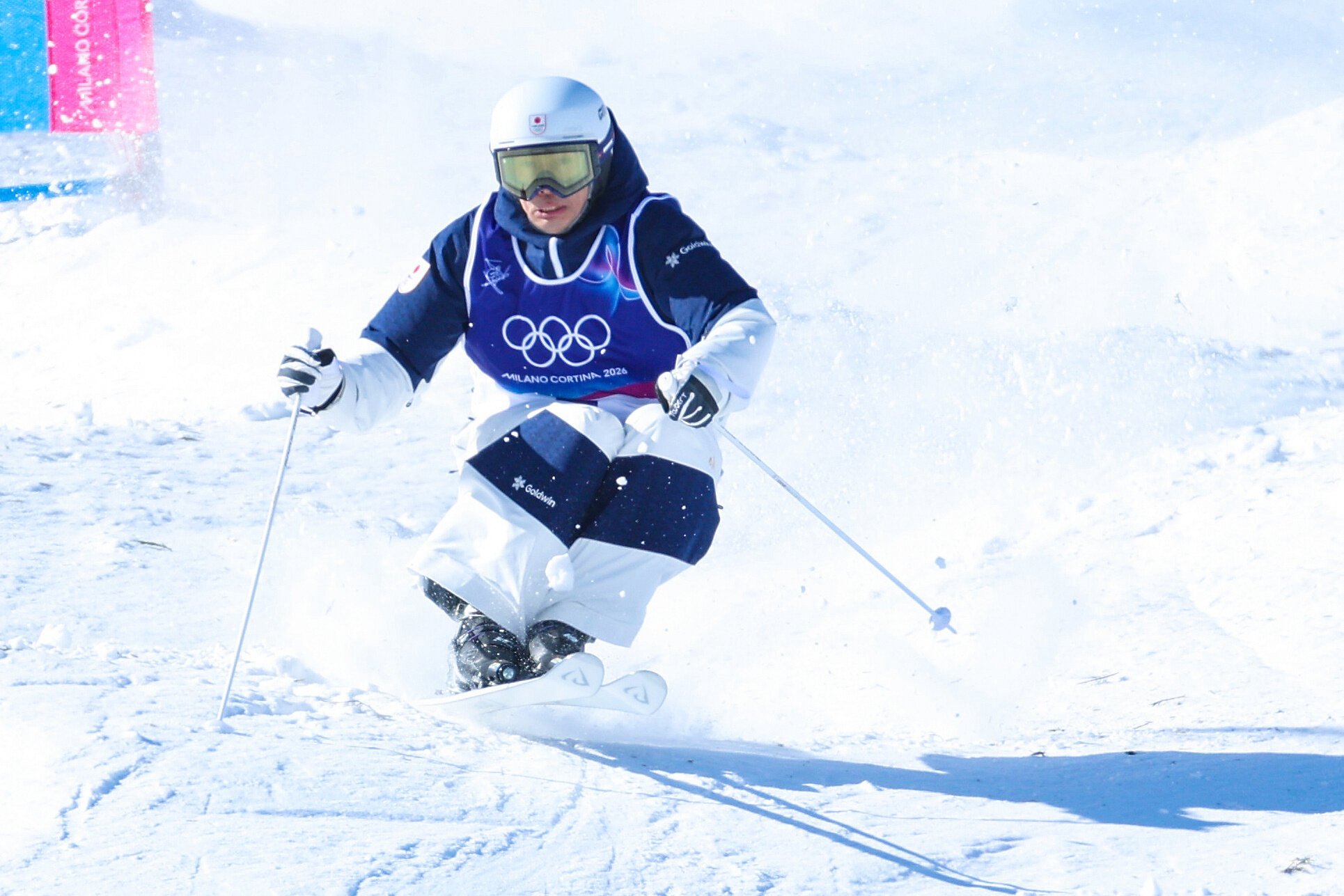 男子デュアルモーグル準決勝を突破した堀島行真の滑走=関田航撮影