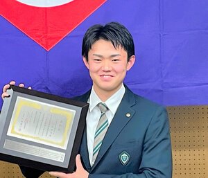表彰盾を手にした松商学園の小林伸伍さん=2026年2月13日午後5時16分、松本市の梓水苑、志賀英樹撮影