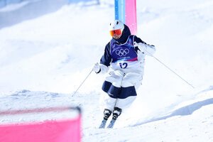 男子デュアルモーグル準々決勝で滑走する島川拓也＝関田航撮影