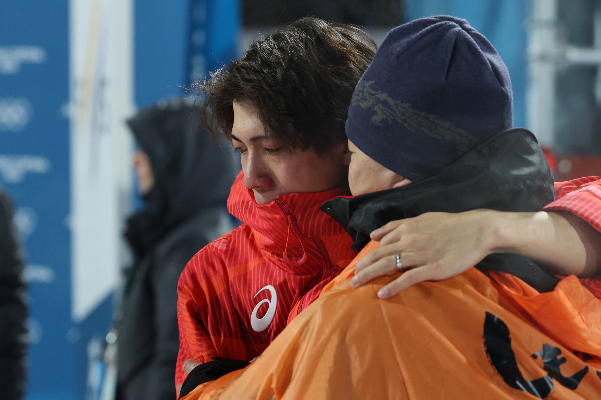 スキージャンプ男子個人ラージヒルで、2位となり父の学さんと抱き合って涙を流す二階堂蓮=小林一茂撮影