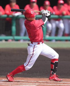 練習試合　巨人対広島　1回表広島無死、平川は中前打を放つ(撮影･足立雅史)