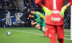 G大阪対名古屋　PK戦で2人目のG大阪名和田のシュートを止めた名古屋GKシュミット(撮影･宮崎幸一)