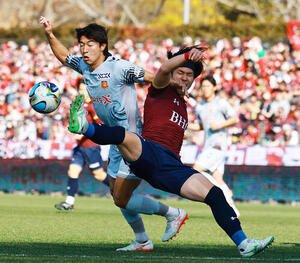 いわき対福島　前半、競りあう芦部(左)といわき堂鼻(撮影･野上伸悟)