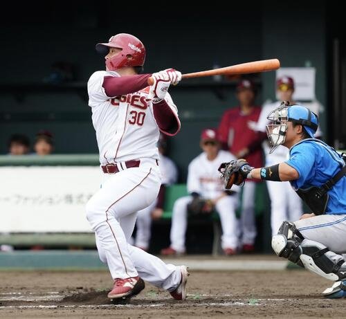 楽天対日本ハム　4回裏楽天無死一塁、左前打を放つ繁永(撮影･江口和貴)