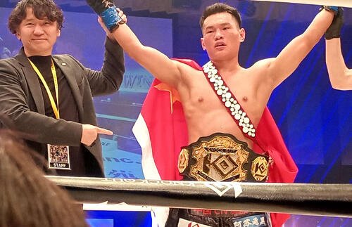 新王者となったチュームーシーフーとKNOCK OUT山口元気代表(左)