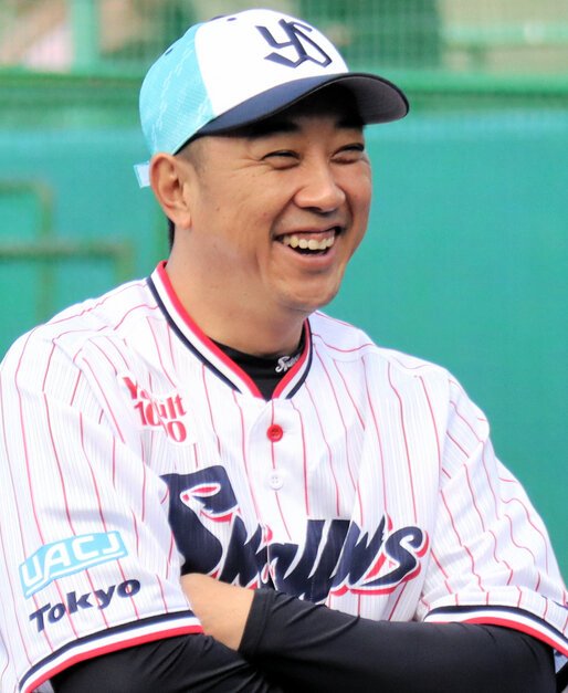 笑顔で練習を見つめるヤクルトの松元ヘッドコーチ＝3日、沖縄県浦添市