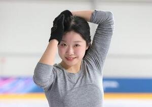 公式練習中に笑顔を見せる中井亜美