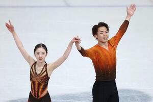 ペアSPの演技を終え、歓声に応える長岡(左)、森口組(撮影･前田充)