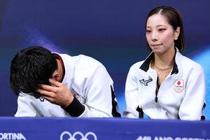 キスアンドクライでうつむく木原龍一(左)。右は三浦璃来(AP)