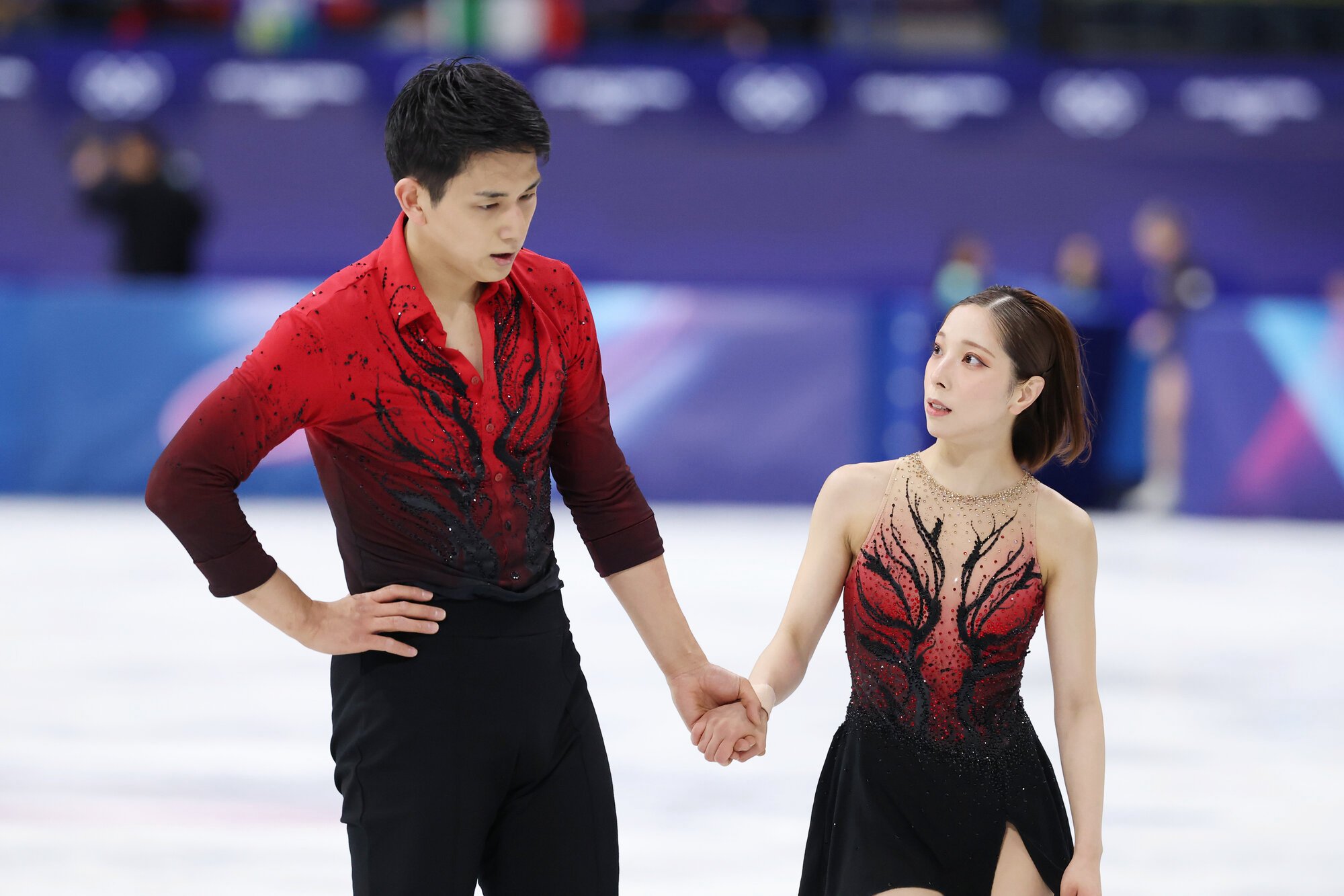 フィギュアペアSPで演技を終え、ミスが出たことで肩を落とす木原龍一(左)と見つめる三浦璃来=西岡臣撮影