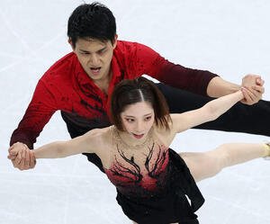 ペアSPで演技する三浦(手前)、木原組(撮影･前田充)