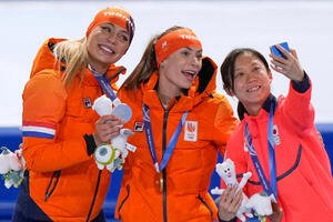 スピードスケート女子500メートル　金メダルのコク(中央)、銀メダルのレールダム(左)と記念撮影をする銅メダルの高木美帆(AP)