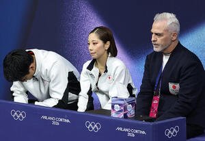 ペアSPの演技を終え、得点を待つ三浦(中央)、木原組。右はブルーノ･マルコット･コーチ(撮影･前田充)