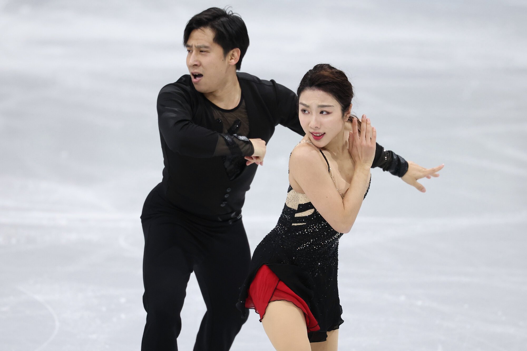 フィギュアペアSPで演技する中国の隋文静、韓聡組=西岡臣撮影