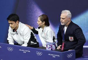 ペアSPの演技を終え、得点を待つ三浦(中央)、木原組。右はブルーノ･マルコット･コーチ(撮影･前田充)