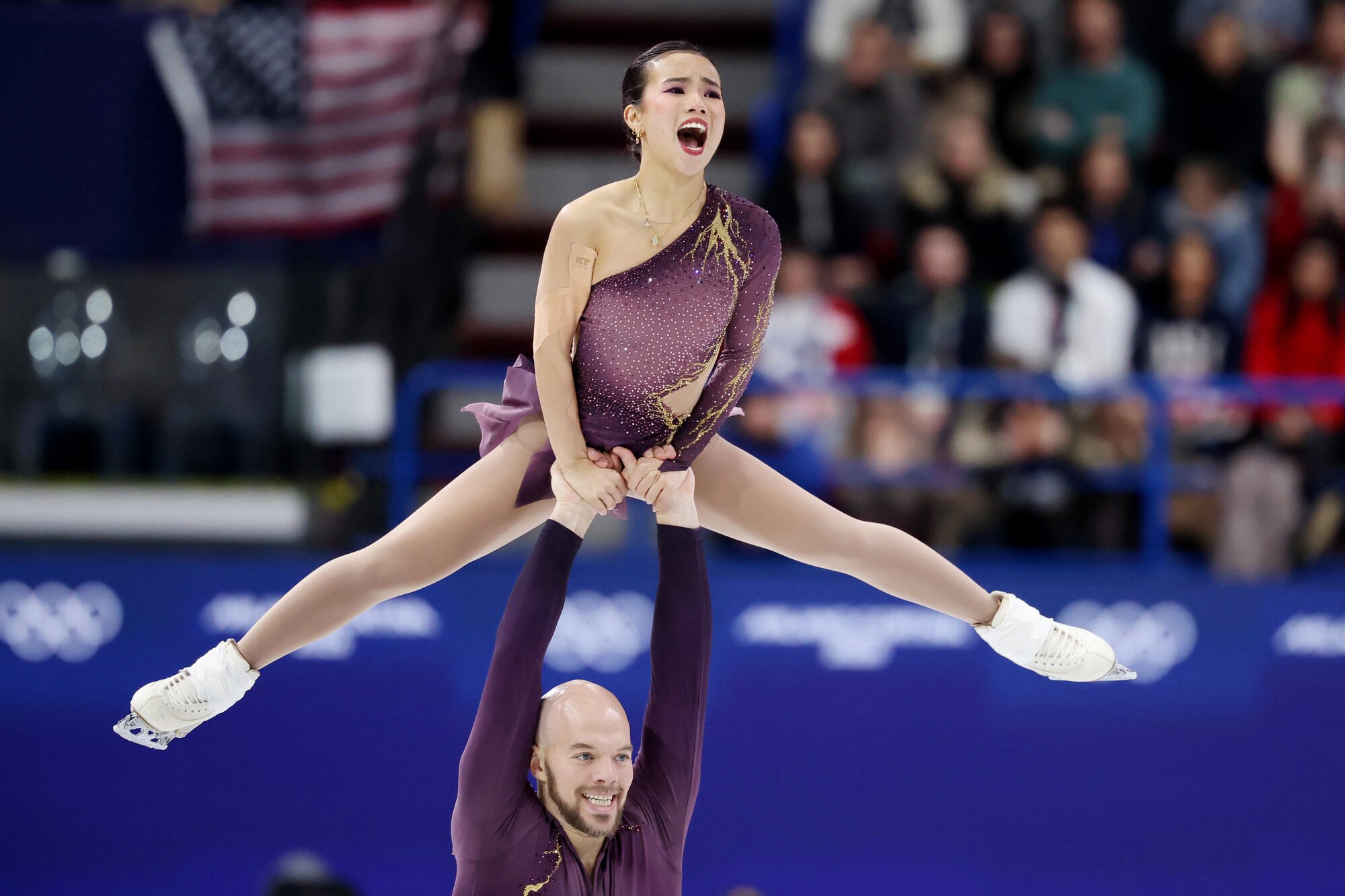 ペアSPで演技する米国のエリー･カム(上)、ダニー･オシェイ組=西岡臣撮影