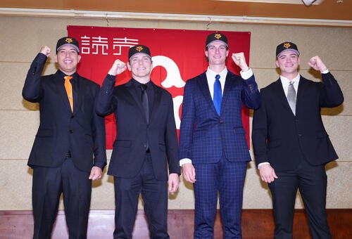 入団会見で写真に納まる巨人の新外国人選手たち。左からマタ、ハワード、ウィットリー、ダルベック(2026年1月撮影)