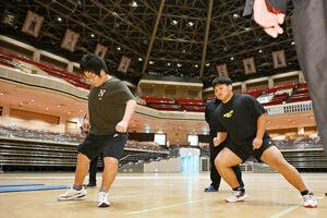 新弟子運動能力検査で反復横跳びをする芳野(左)と野島(撮影･滝沢徹郎)