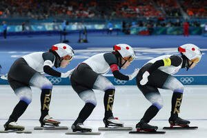 準決勝進出を決めた日本チーム。左から堀川、佐藤、高木(撮影･前田充)