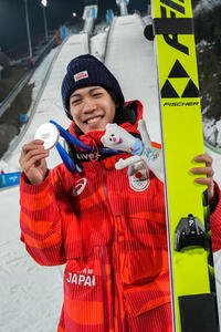 男子個人ラージヒル　銀メダルを手に笑顔の二階堂(撮影･パオロ　ヌッチ)