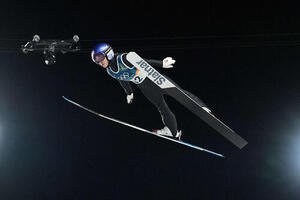 女子個人ラージヒル　飛躍する高梨(撮影･パオロ　ヌッチ)