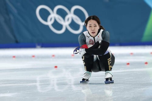 女子500メートルで滑走を終え、悔しそうに座り込む吉田(撮影･前田充)