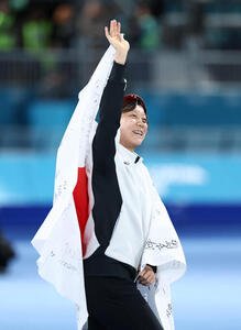 女子500メートルで銅メダルを獲得し、笑顔で歓声に応える高木(撮影･前田充)