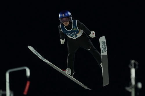 女子個人ラージヒル　飛躍する高梨(撮影･パオロ　ヌッチ)