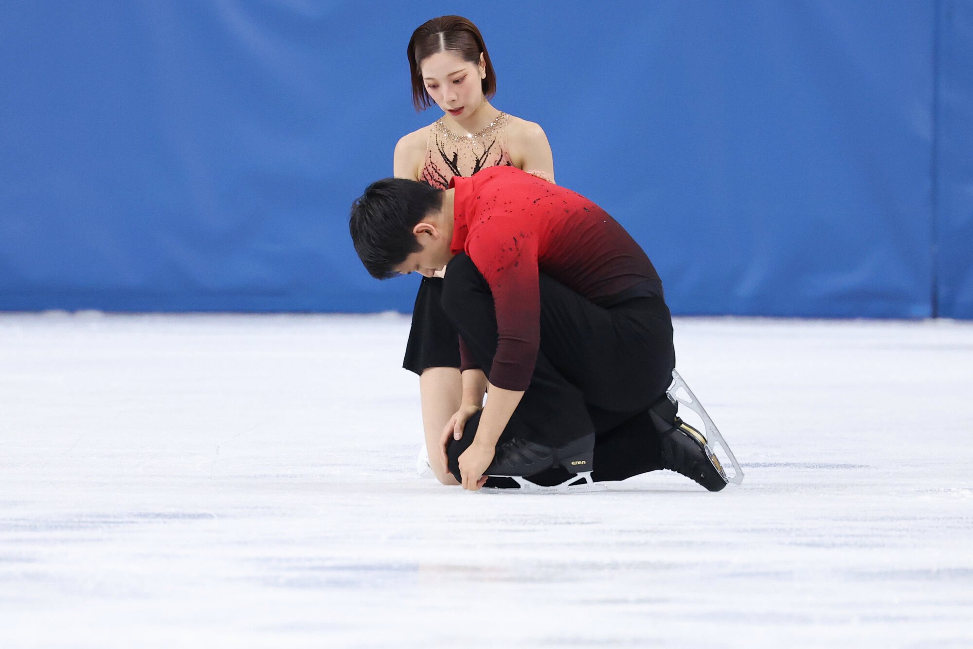 フィギュアペアSPで演技を終え、ミスが出たことで肩を落とす木原龍一(手前)と三浦璃来=西岡臣撮影