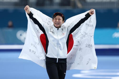女子500メートルで銅メダルを獲得し、日の丸を先制に笑顔を見せる高木(撮影･前田充)