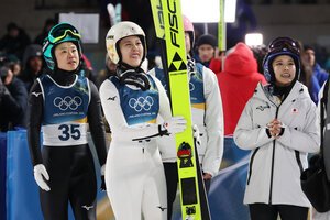 スキージャンプ女子個人ラージヒルで、2回目のジャンプを終えた丸山希(中央)。左は伊藤有希、右は高梨沙羅=小林一茂撮影