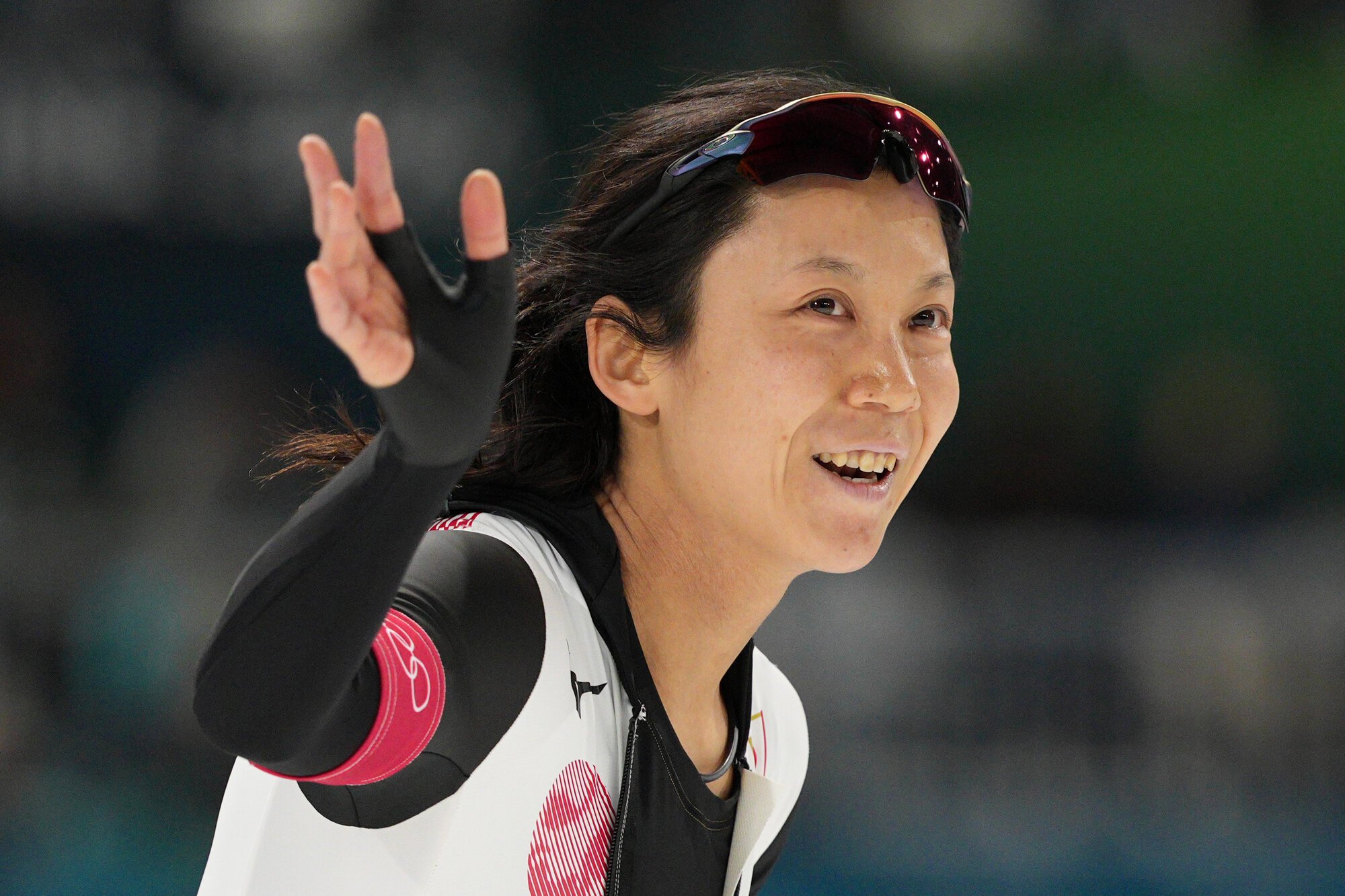 スピードスケート女子500メートル、ゴール後、観客席に手を振る高木美帆=竹花徹朗撮影