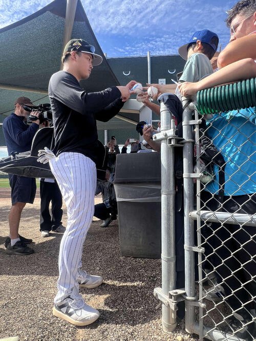 キャンプ初日の練習を終えた村上は、ファンの求めに応じてサイン