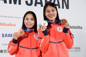 銅メダルを手に笑顔の高梨(左)と丸山(撮影･前田充)