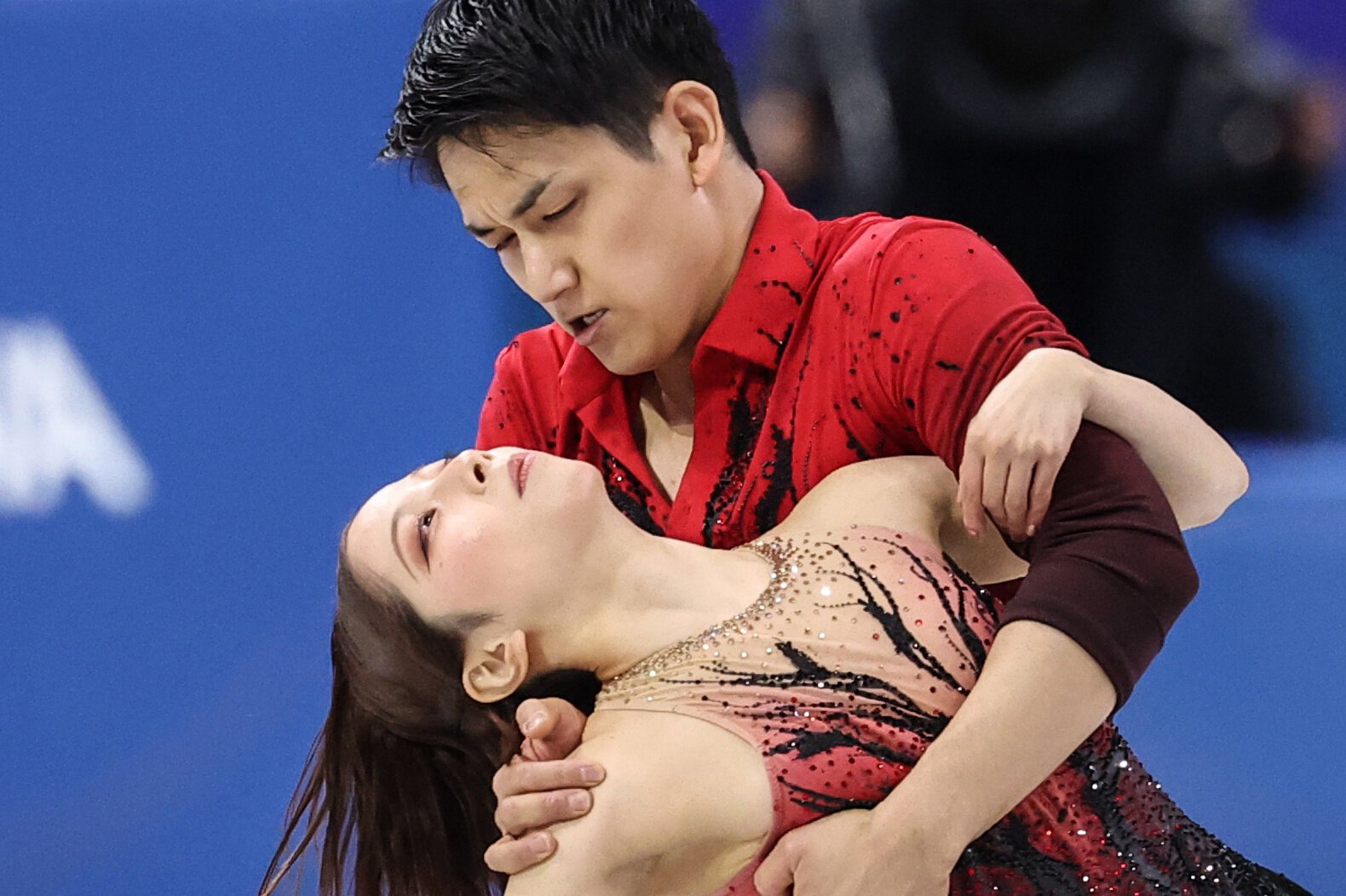 ペアSPで演技する三浦璃来、木原龍一組=西岡臣撮影