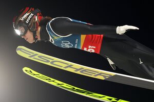 スキージャンプ男子スーパー団体で、1回目のジャンプをする二階堂蓮=小林一茂撮影