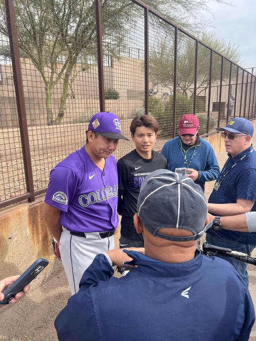 ライブBP後、菅野は米国報道陣の取材に対応。