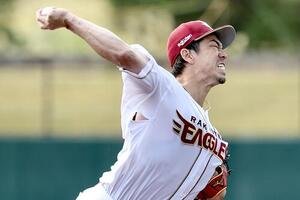 実践形式の打撃練習で力投する楽天前田健(撮影･河田真司)