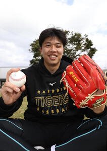 宜野座でインタビューに応じた阪神才木は、さわやかな笑顔を見せる(撮影･上山淳一)