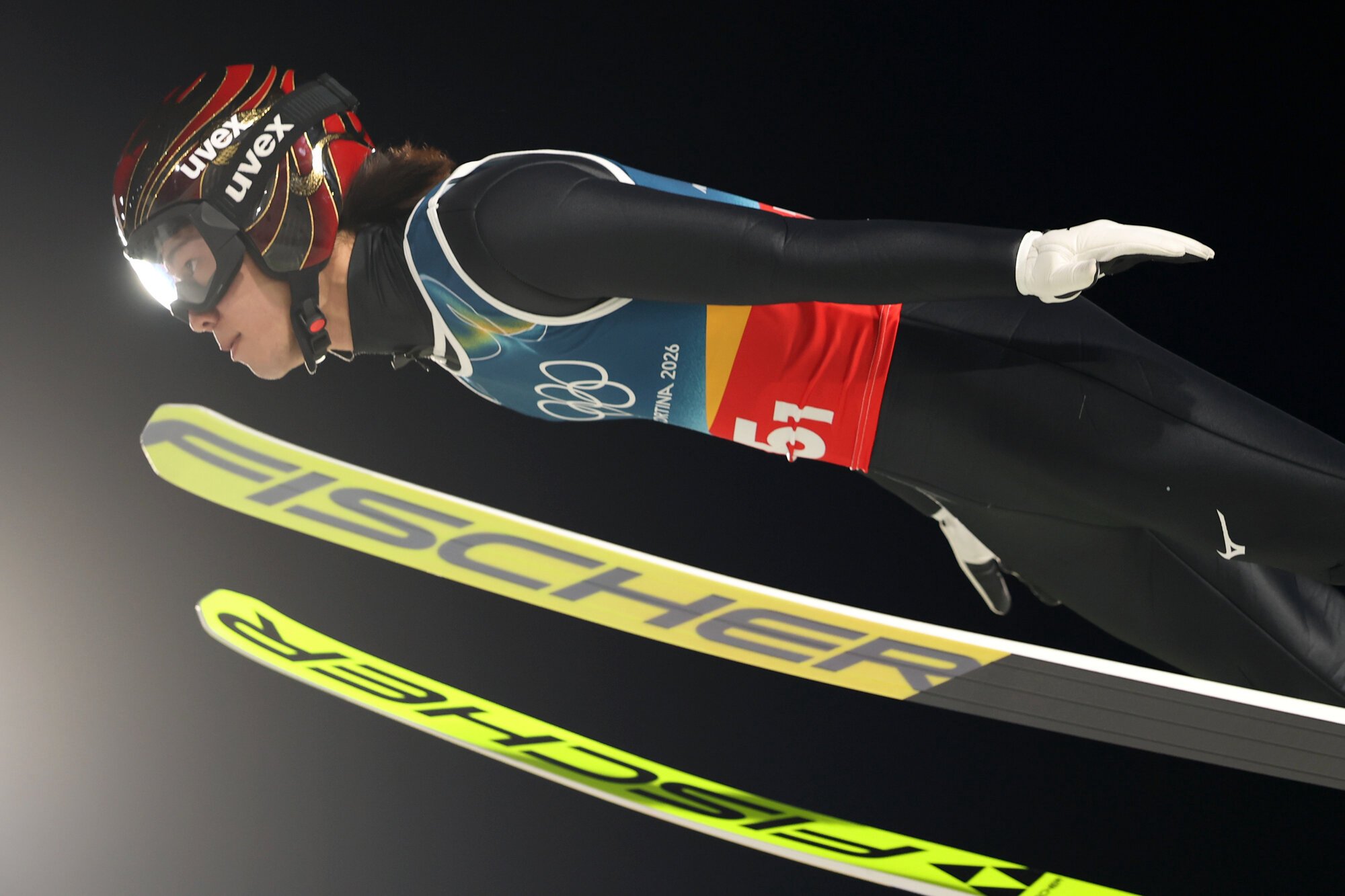 スキージャンプ男子スーパー団体で、1回目のジャンプをする二階堂蓮=小林一茂撮影